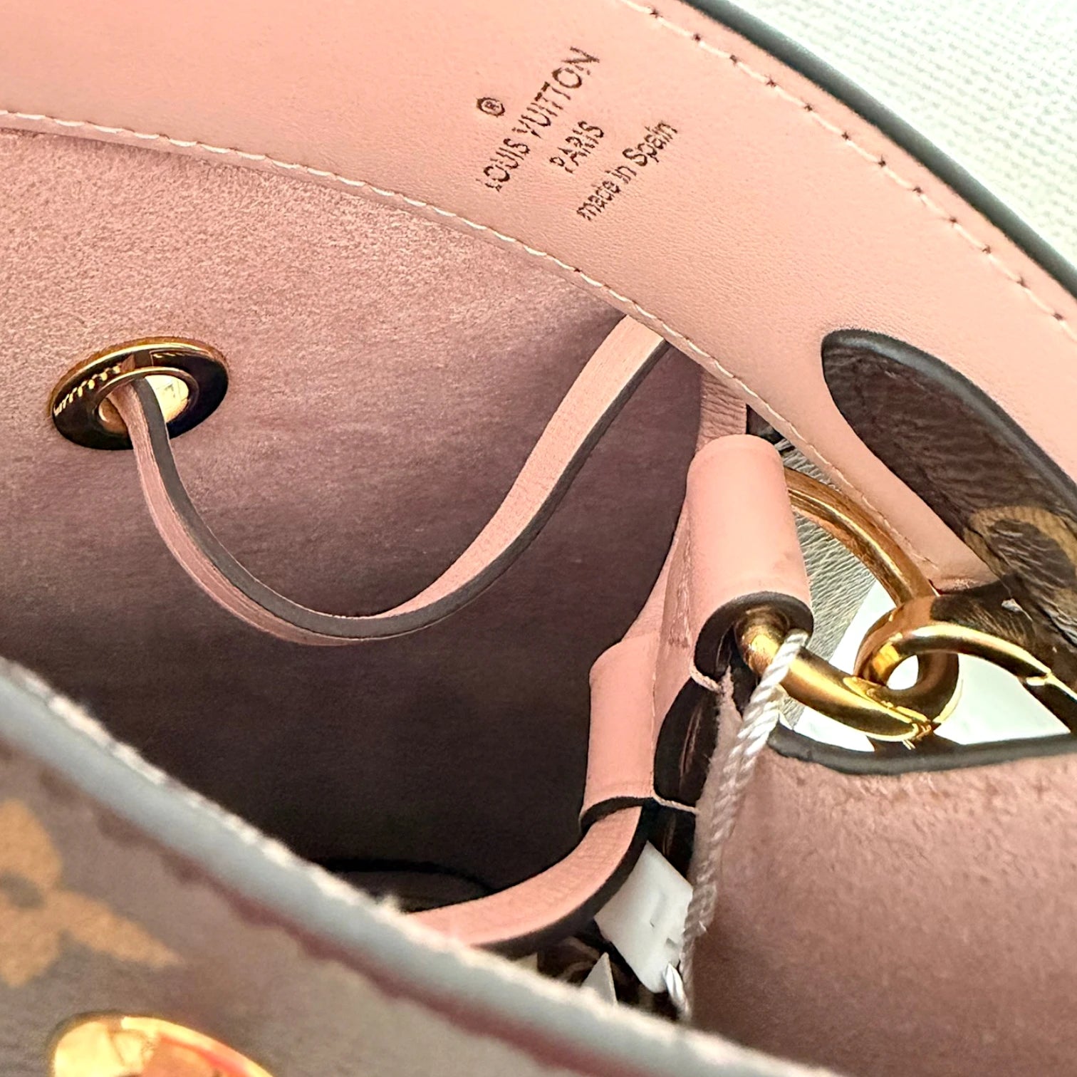 Louis Vuitton  |  Monogram Neonoe MM bucket bag