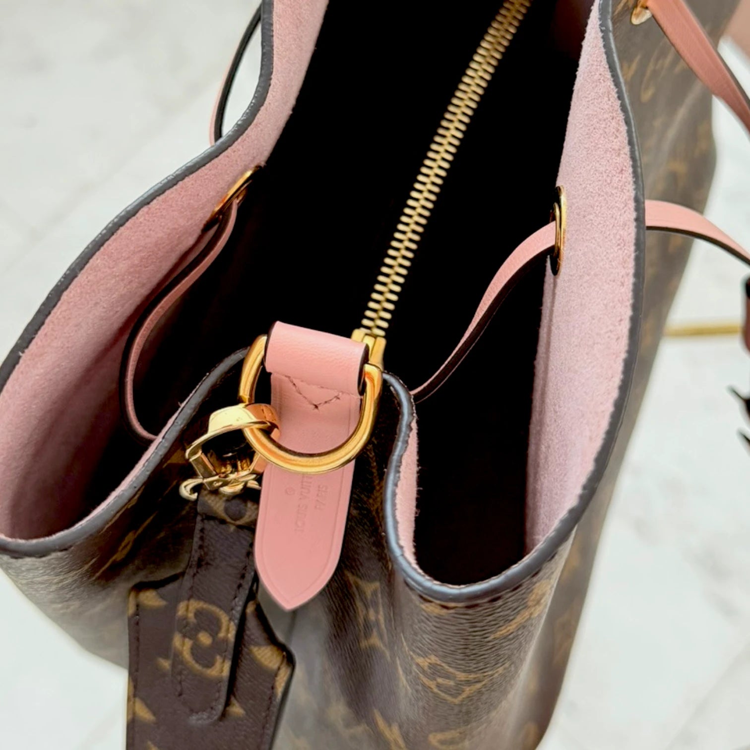 Louis Vuitton  |  Monogram Neonoe MM bucket bag